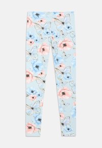 Μπλε κολάν με λουλουδάτο μοτίβο από ροζ και μπλε λουλούδια και πεταλούδες, κατασκευασμένο από μαλακό, ελαστικό υλικό.