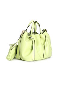 Lime vihreä teksturoitu nahkabag, jossa on mustia yksityiskohtia, kaksi yläkahvaa ja irrotettava hihna. Laukussa on muotoiltu design ja sivupussukka vetoketjulla.