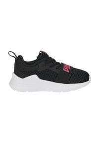 Chaussure de sport noire avec dessus en mesh, semelle blanche et un logo rose proéminent. Dispose de lacets et d'une languette arrière pour un enfilage facile.