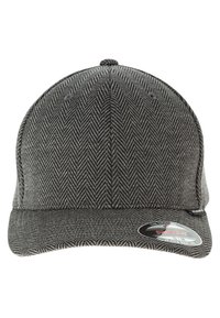 Sivý klobúk s herringbone vzorom a plochým okrajom, vyrobený z texturovanej látky. Obsahuje malú logo nálepku na boku.