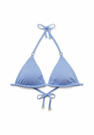 Hellblaues Bikinioberteil in Dreiecksform mit Neckholder und Rückenschnüren, goldene Ringakzente an den unteren Trägern, flach auf weißem Hintergrund liegend.