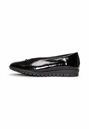 Zapato plano de charol negro con punta redondeada, cuenta decorativa cerca del frente y suela de goma acanalada visible de lado.