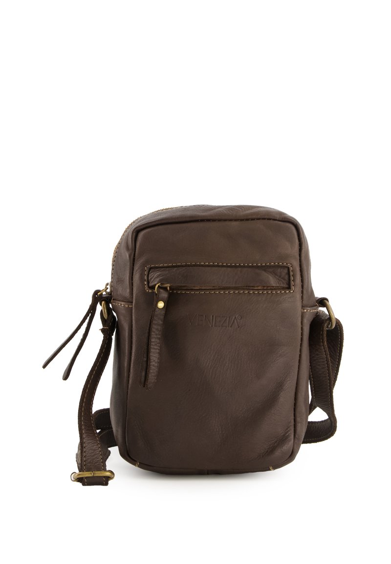 Hnědá kožená crossbody taška s hlavním oddělením na zip, přední kapsou a nastavitelného popruhem. Obsahuje jemné detaily šití a značkování.