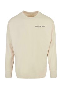 Krém színű, hosszú ujjú kapucnis pulóver, amely pamutból készült és kerek nyakkivágással rendelkezik. A bal felső mellrészen fekete színű "NIALL HORAN" felirat található.