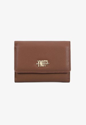 Portafoglio pieghevole in pelle marrone con logo oro "YNOT?" che presenta una freccia e un cuore sul risvolto anteriore.
