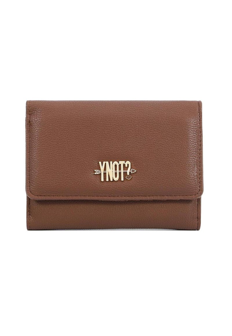 Portafoglio pieghevole in pelle marrone con logo oro "YNOT?" che presenta una freccia e un cuore sul risvolto anteriore.