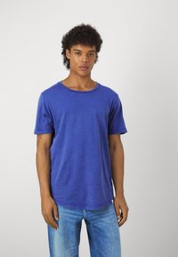 Lee SHAPED TEE - Paprasti marškinėliai - surf blue