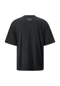T-shirt en coton noir à manches courtes et col rond. Présente un logo blanc dans le haut du dos. Texture lisse, coupe décontractée.