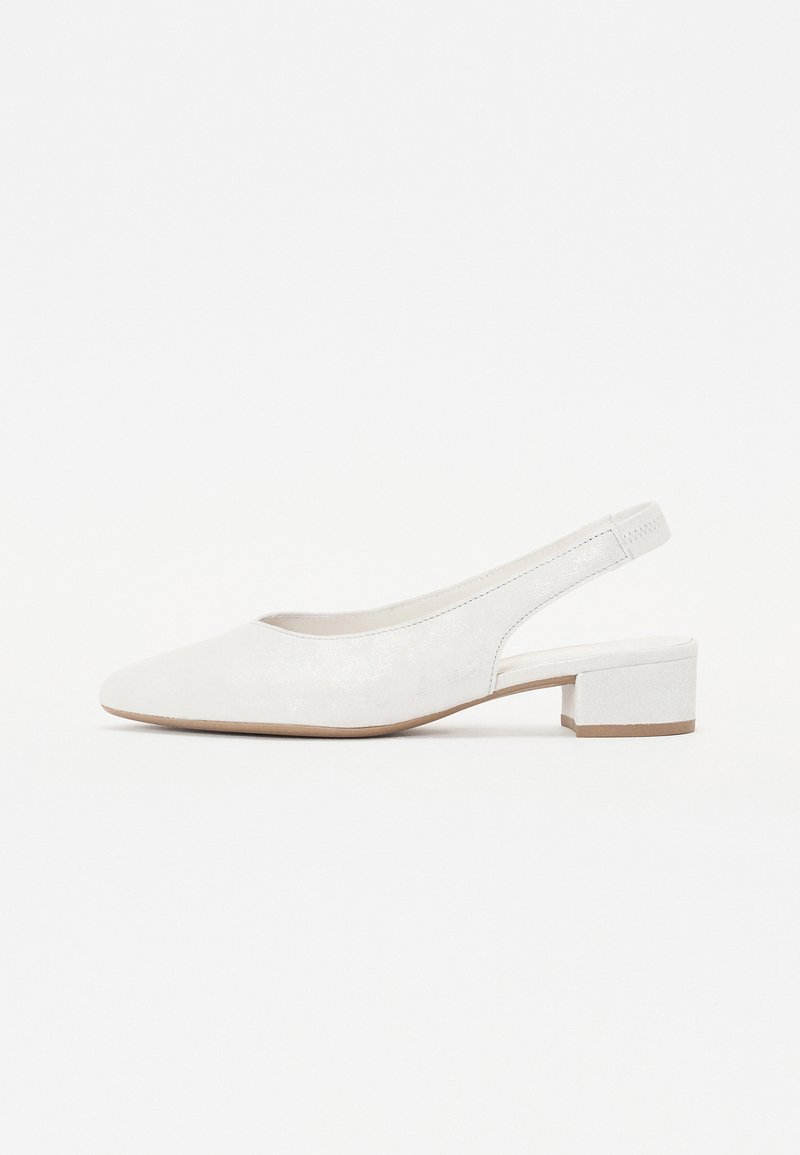Escarpin blanc à talon bottier, avec un bout pointu, un petit talon carré et une tige texturée. Doublure intérieure lisse et design simple et minimaliste.