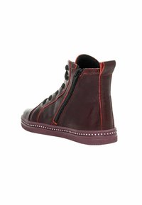 Botte montante en cuir bordeaux foncé avec lacets noirs et coutures décoratives. Fermeture éclair sur le côté et semelle en caoutchouc cloutée. Texture lisse.