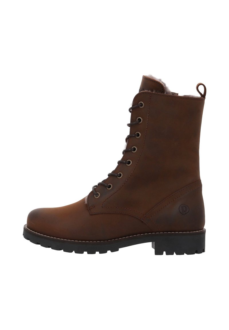Stivaletto in pelle marrone con occhielli metallici, design con lacci, bordo imbottito e soletta in gomma nera. Presenta un accento con logo sul lato.