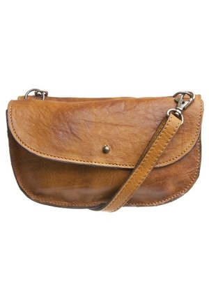 Sac bandoulière en cuir marron avec fermeture à rabat, fermoir argenté et sangle réglable sur fond blanc.