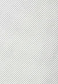 Vit texturerad tyg med ett diagonalt ribbat mönster, med subtil lyster och en slät yta, lämplig för vaddering eller mode.
