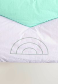 Sección superior de color verde menta con un diseño de chevron sobre una sección inferior blanca que muestra un sutil patrón de arcoíris gris. Textura suave.