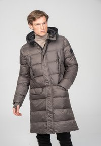 Donkergrijs pufferjack met een gestructureerde afwerking, voorzien van een capuchon, ritszakken en een middellange snit met een licht aangesloten silhouet.