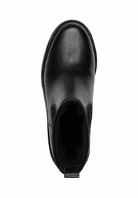 Bottine en cuir noir avec des panneaux élastiques sur les côtés, bout rond et finition texturée. Doublure douce et languette à l'arrière pour un enfilage facile.