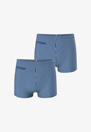 Dwie pary niebieskich kąpielówek w pionowe białe paski z małą zapinaną na suwak kieszonką po lewej stronie.