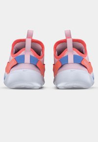 Calzature con una tomaia rosa e corallo con accenti blu, una suola ammortizzata e una linguetta sul tallone per facilitarne l'indossamento.