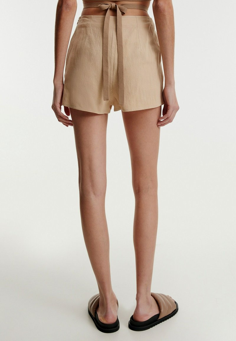 Damen Kleider | EDITED DORIS Shorts beige - DH24877 Damen Kleider | EDITED DORIS Shorts beige - DH24877
