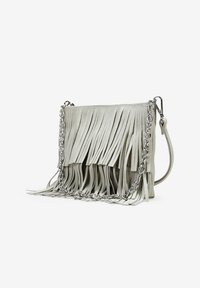 Bolso de fle cos en ante gris claro con una correa de cadena en tono plata y detalles destacados, con flecos en capas para aportar textura.
