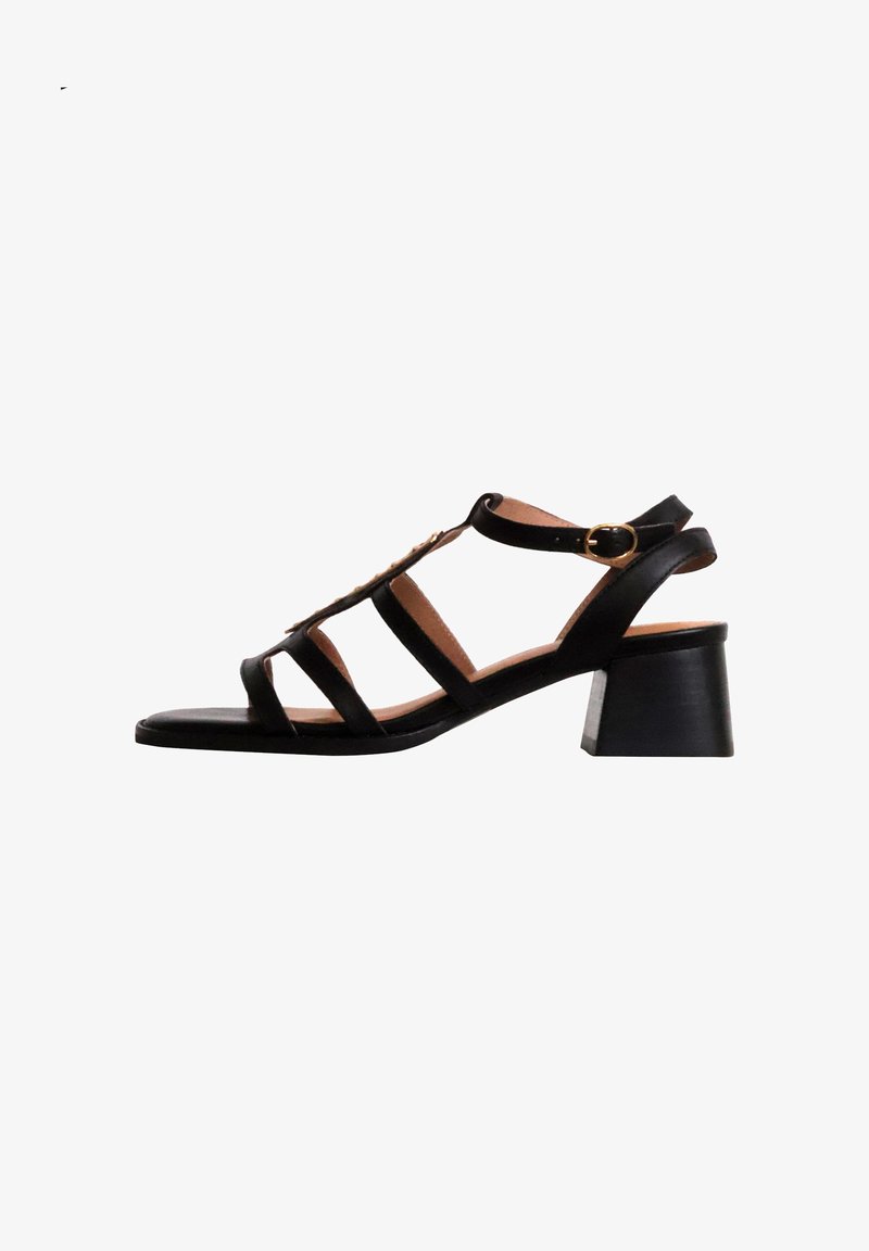 Sandale noire en cuir à bout ouvert avec plusieurs brides, bride de cheville à boucle dorée et petit talon bloc.