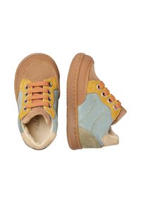 Sneaker multicolori per bambini con tomaia in pelle scamosciata e cuoio nei colori blu, giallo e beige; suola in gomma; dotate di lacci rotondi e dettagli cuciti.