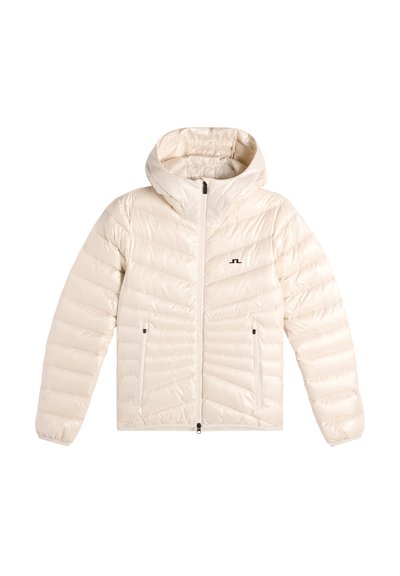 Veste à capuche matelassée couleur crème avec fermeture éclair à l'avant et poches latérales zippées, ornée d'un petit logo noir sur la poitrine.