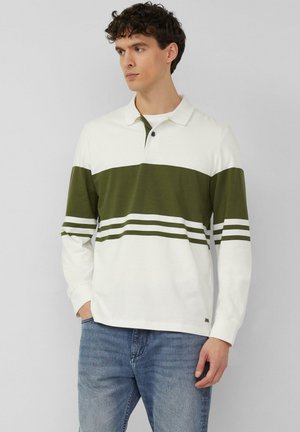 Koszulka polo z długim rękawem w kolorze białym i oliwkowo-zielonym z poziomymi paskami i kołnierzykiem. Miękka, bawełniana tkanina z zapięciem na guziki i luźnym krojem.