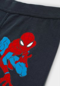 Námornické bavlněné šortky s velkým červeným a modrým grafickým motivem Spidermana. Měkká textura s elastickým pasem pro pohodlí.