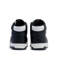 Czarne skórzane sneakersy za kostkę z białymi akcentami i czerwonymi detalami, z wyściełanym kołnierzem i solidną gumową podeszwą.