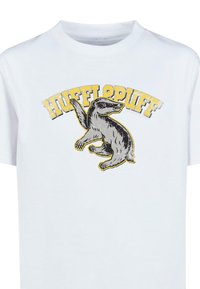 Balta medvilninė marškinėliai su juoda ir pilka baderio grafika, virš kurios geltonai parašyta "HUFFLEPUFF". Trumpi rankoviai, apvalus iškirpimas.