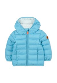 Jasnoniebieska kurtka puchowa z kapturem, pikowana, z pomarańczowym suwakiem. Posiada elastyczne mankiety oraz naszywkę z logo na rękawie.