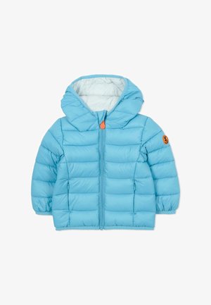 Lichtblauwe pufferjas met capuchon, gestikt ontwerp en oranje ritsen. Kenmerken zijn elastische boorden en een logo patch op de mouw.