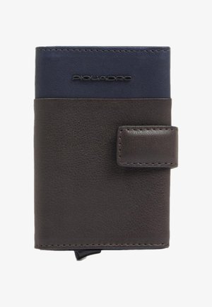 Cartera de cuero marrón con detalles en azul marino y acabado texturizado. Cuenta con un cierre de broche seguro y un logo en relieve en la parte frontal.