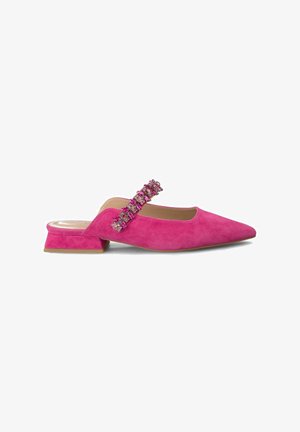 Rosa Wildleder Slingback-Schuh mit spitzem Zeh und niedrigem Blockabsatz. Verfügt über einen dekorativen Riemen mit mehreren Fake-Edelsteinen.