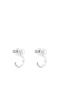 Los pendientes de aro de plata presentan un acento de perla, herrajes florales y un acabado suave. El diseño es circular con forma abierta.