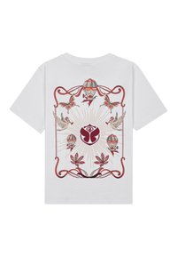 Witte katoenen t-shirt met een kleurrijke gedrukte afbeelding van vlinders, vogels en luchtballonnen, omrand door decoratieve elementen.