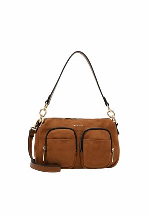 Bolso de ante marrón con dos bolsillos frontales con cremallera, detalles dorados, asa corta y una correa más larga y desmontable.