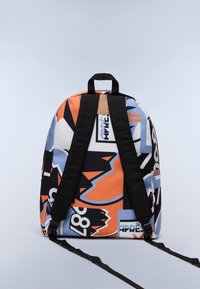 Sac à dos présentant un motif multicolore avec des accents orange, bleu et noir. Fabriqué en tissu avec des bretelles noires et une poignée supérieure.
