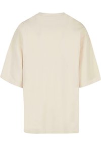 Kortærmet creme t-shirt med rund halsudskæring, lavet af blødt stof. Løs pasform med en glat tekstur og uden synlige mønstre eller accenter.