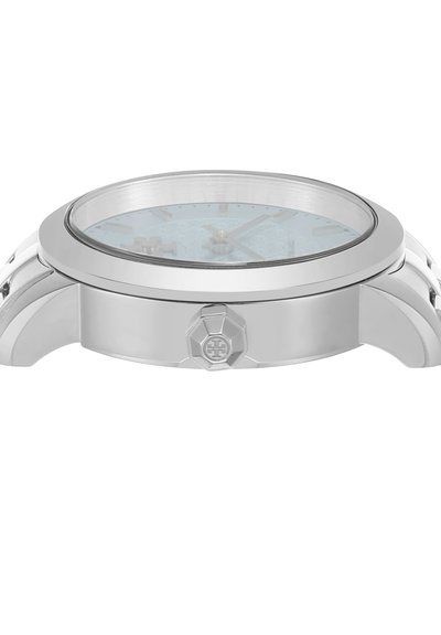 Ceas de mână din metal argintiu văzut din lateral, arătând carcasa rotundă, coroana cu logo și o parte din brățara legată.