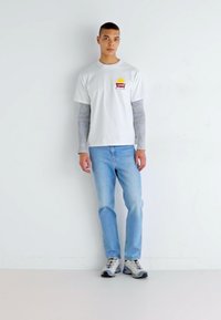 Levi's® VINTAGE FIT GRAPHIC - T-shirts print - lse_batwing badge brin white+
