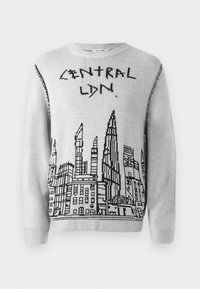 Grijze gebreide trui met een zwarte grafische opdruk van de stadsafbeelding en de tekst "CENTRAL LDN.", ronde halslijn en geribde manchetten.