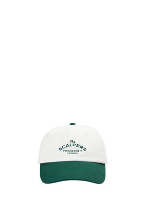 Gorra de béisbol blanca y verde con "The Scalpers Tourney Tennis" bordado en la parte frontal en letras verde oscuro.