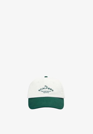 Gorra de béisbol blanca y verde con "The Scalpers Tourney Tennis" bordado en la parte frontal en letras verde oscuro.