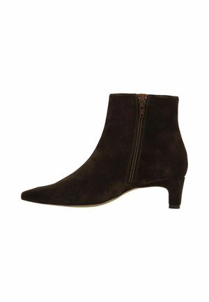Braune Wildleder-Stiefelette mit spitzer Zehenpartie, ausgestattet mit einem seitlichen Reißverschluss, einem moderaten Absatz und einer glatten Textur. Einfaches Design mit minimalen Akzenten.
