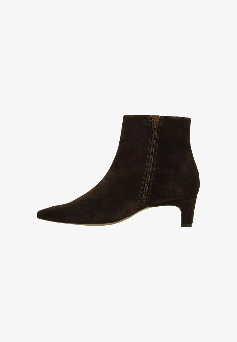 Bruine suède enkelboot met een spitse neus, voorzien van een zijrits, bescheiden hak en een gladde textuur. Eenvoudig ontwerp met minimale accenten.
