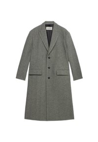 Cappotto in lana grigia con rever a punta, tre bottoni frontali e due tasche laterali. Il design è lungo e dritto.