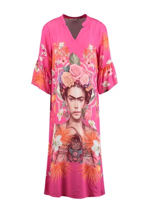 Robe rose vif à manches 3/4 avec un imprimé détaillé d'une femme portant une coiffure florale et des fleurs tropicales sur le tissu.