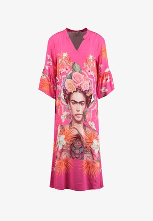 Felroze jurk met driekwart mouwen, voorzien van een gedetailleerde print van een vrouw met een bloemenhoofdband en tropische bloemen op de stof.